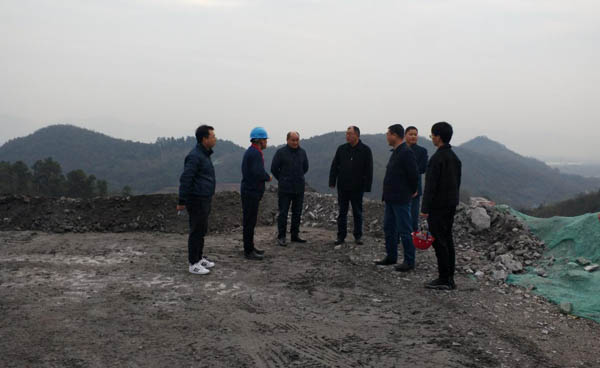 集團公司黨委副書記、總經(jīng)理龔華東到矸石項目部視察 