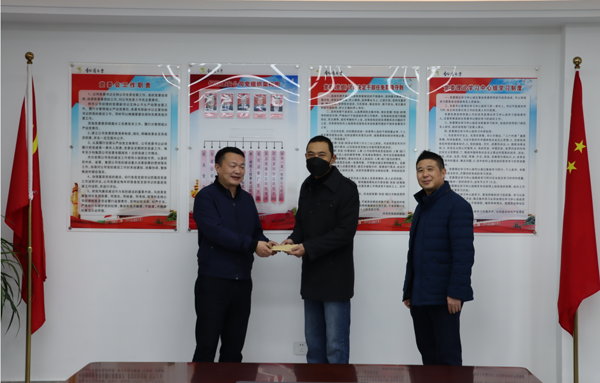 集團(tuán)公司黨委委員、副總經(jīng)理胡新付到公司走訪慰問